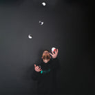 performer juggling 5 balls