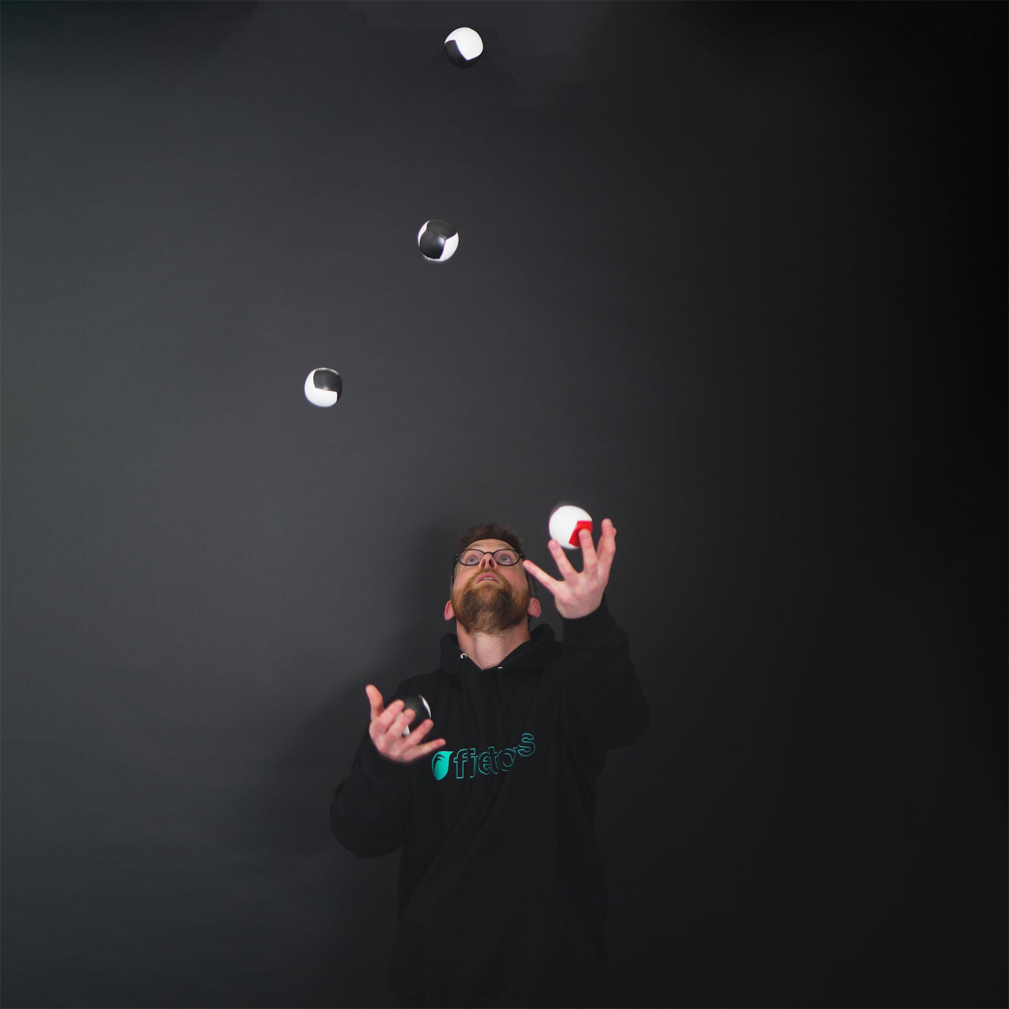 performer juggling 5 balls