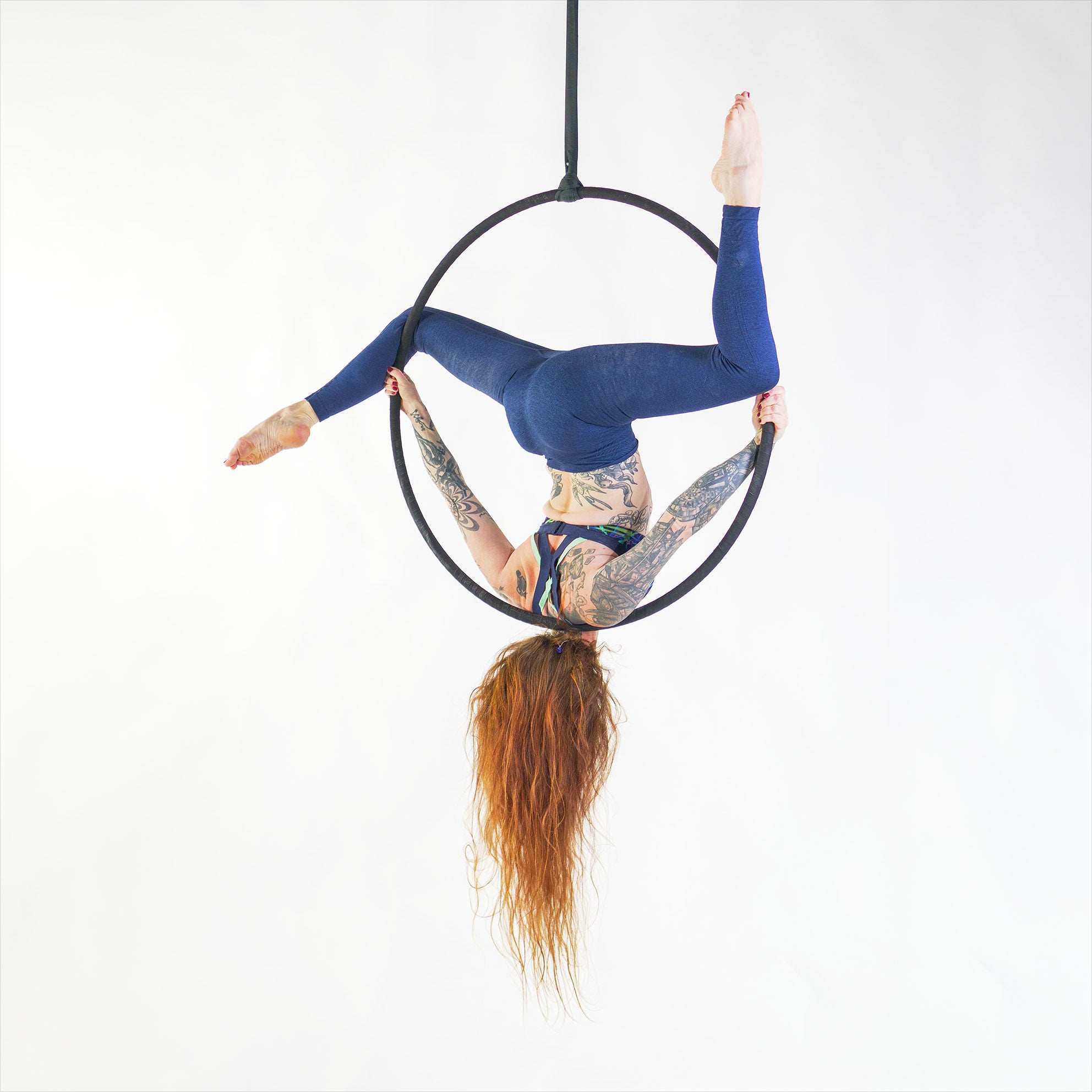 performer in a 0 point aerial hoop